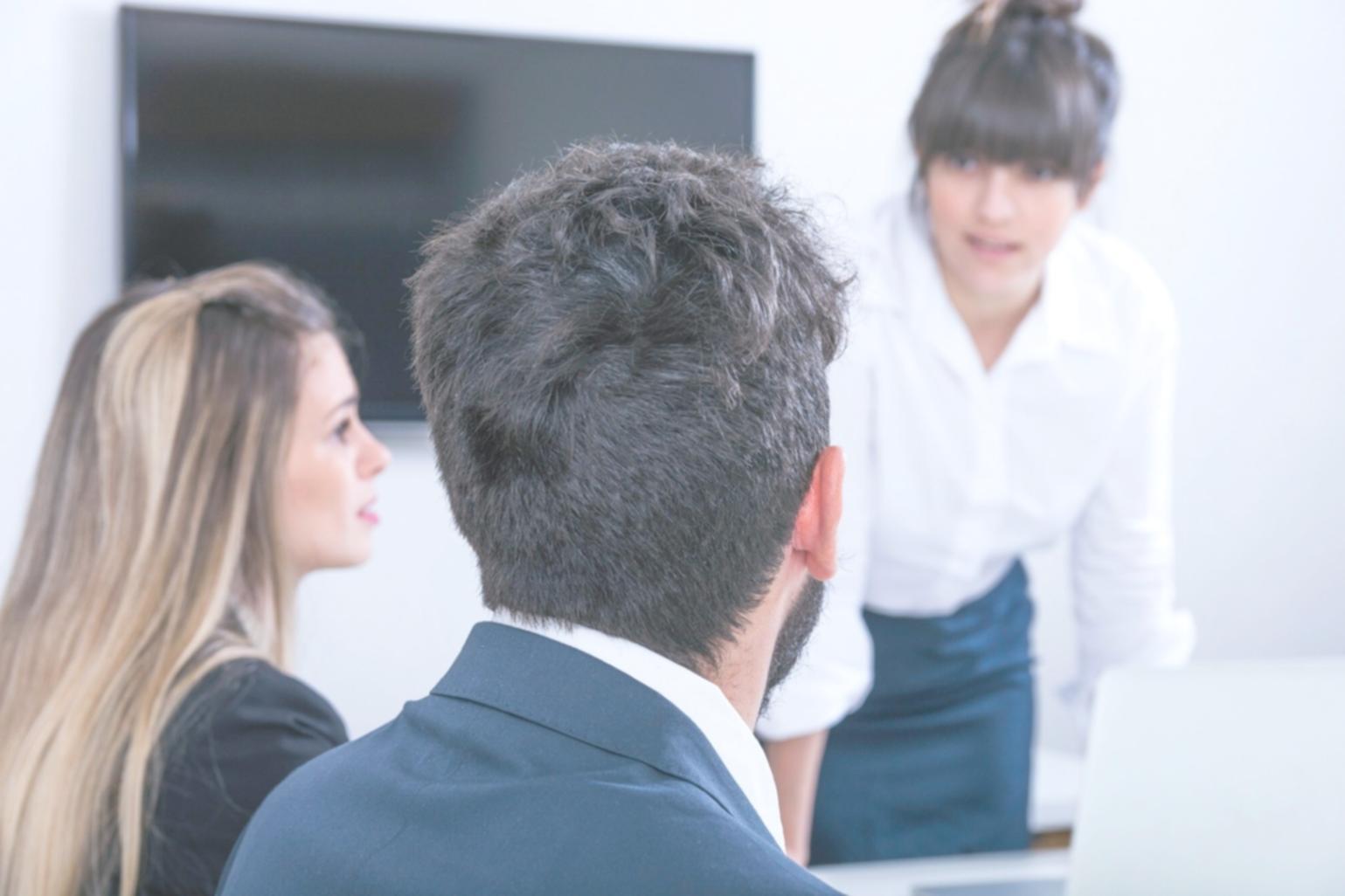 Espacio de trabajo moderno con múltiples pantallas mostrando análisis financiero